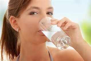 Wasser trinken bei einer Diät für Faule