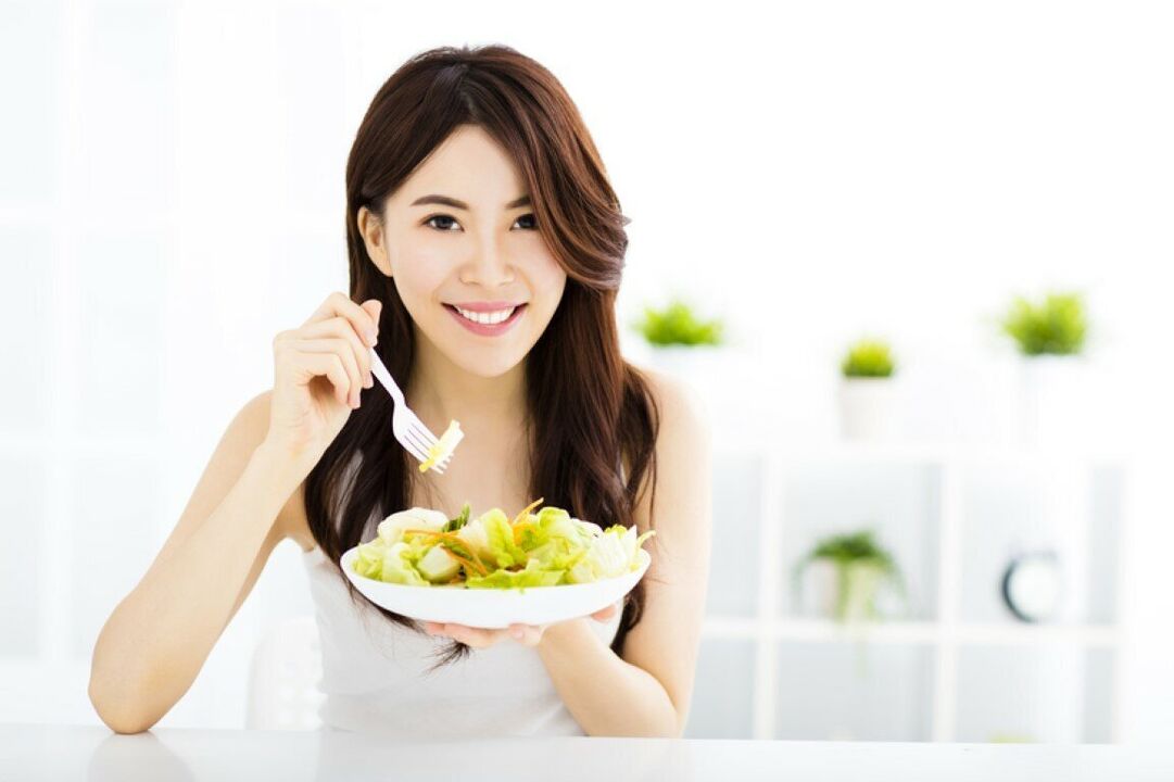 Japanische Frau isst einen Salat